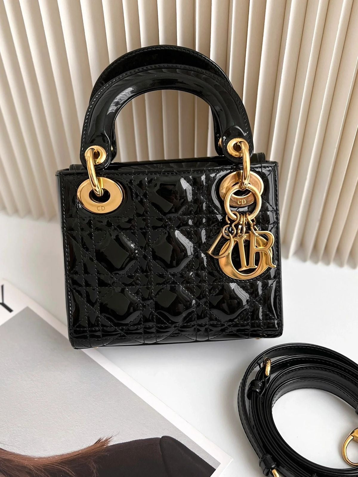 Lady Amora Crossbody