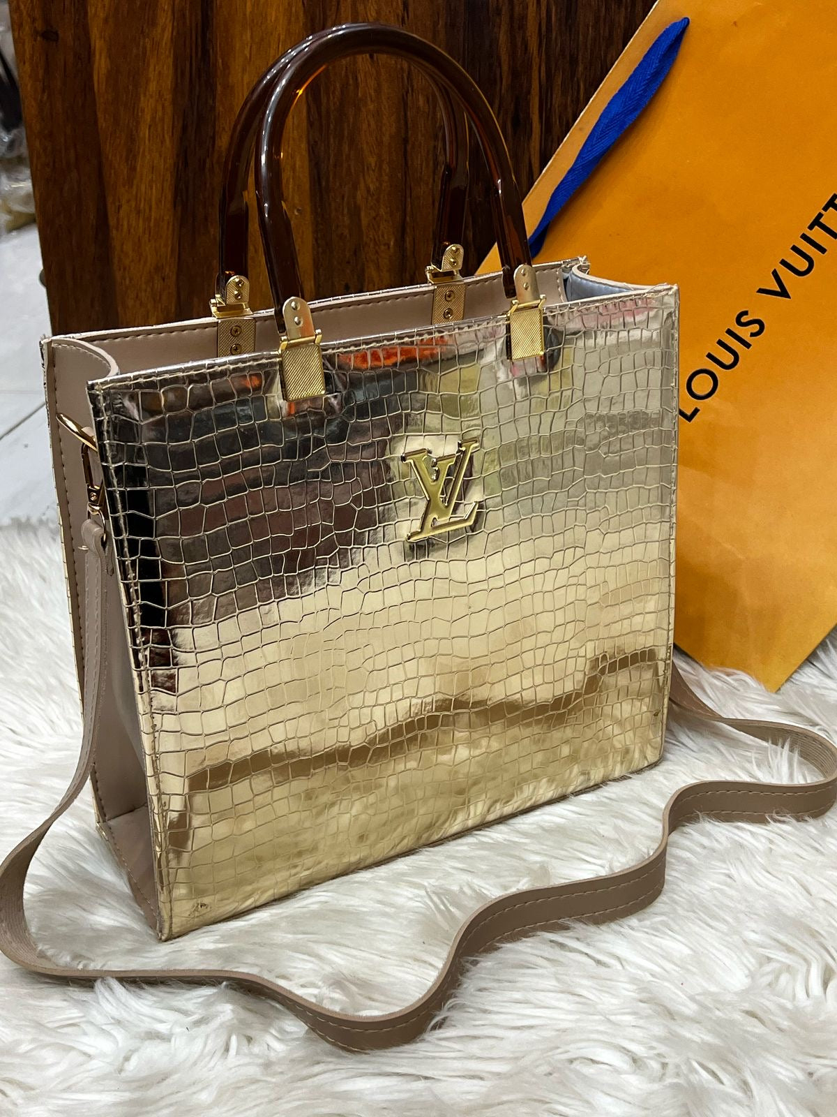LV TOTES